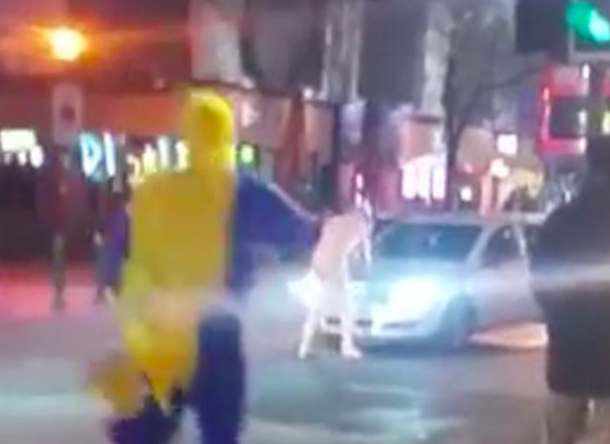 Snimok e`krana 2016 03 21 v 19.07.15 - Человек-банан спас голого мужчину на оживленной улице